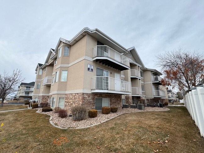 Building Photo - Great 2 bed 1 bath condo located in Countr...