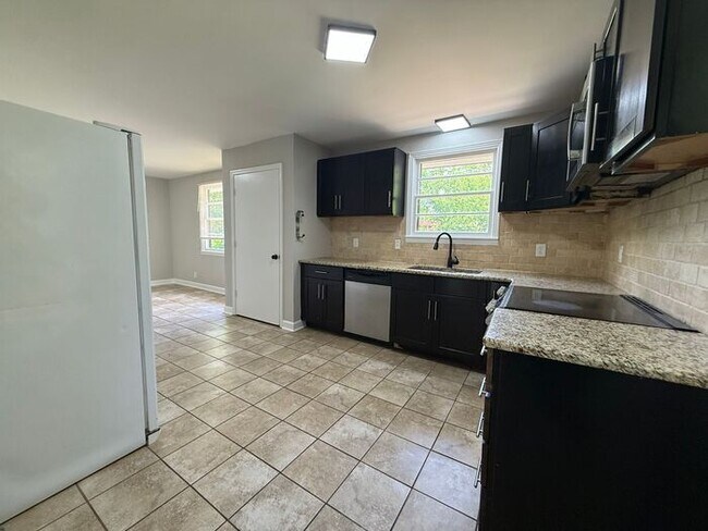 Building Photo - Lovely and Spacious Home in South Nashville - Garage and Fenced in Yard