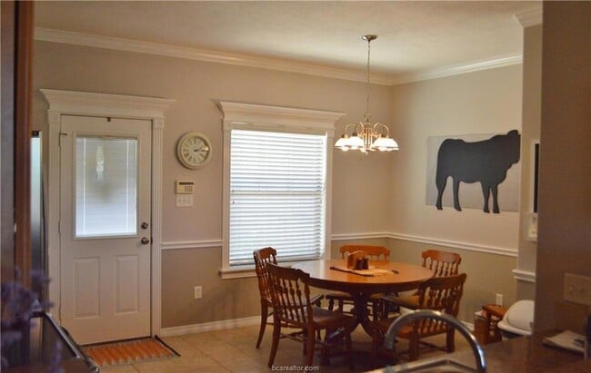 Building Photo - 1000 Spring Loop