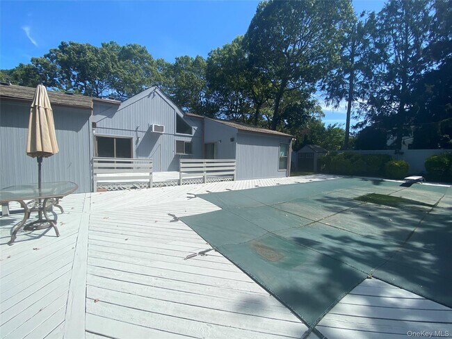 Building Photo - 15 Crestview Dr