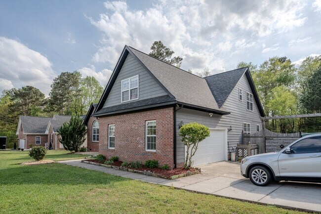 Building Photo - 220 Dolphin Dr