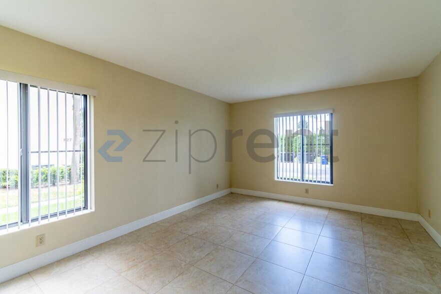 Building Photo - Unit D1
