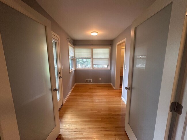 Building Photo - Luxury Living on Summit Ave! – Spacious 3B...