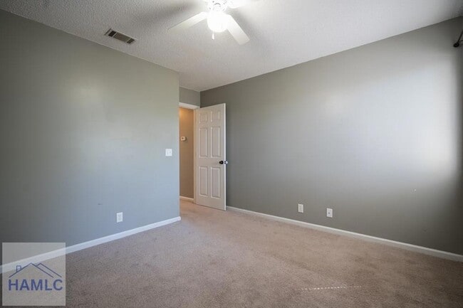 Building Photo - 910 Brett Dr