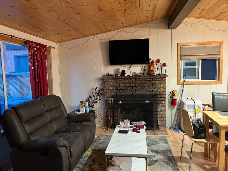 Building Photo - 715 Chipmunk Ln