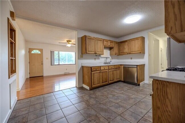 Building Photo - 3 Bedroom Home w/ Workshop and Fenced Yard