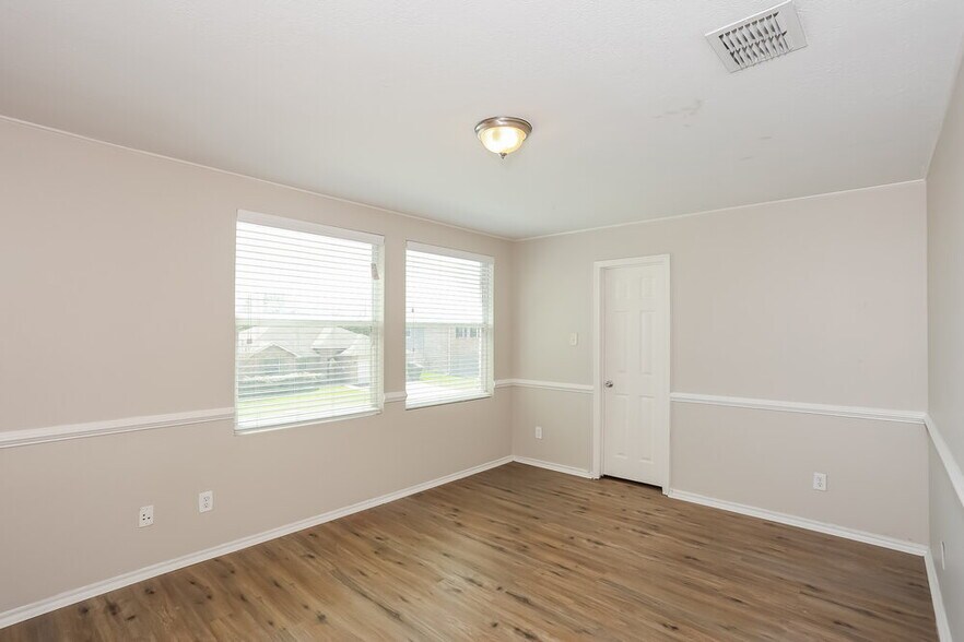 Building Photo - 2044 W Grove Ln