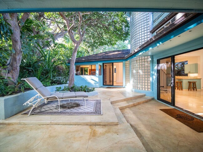 Building Photo - Beautiful Furnished, 2 Bed, 3 Bath, Gated ...