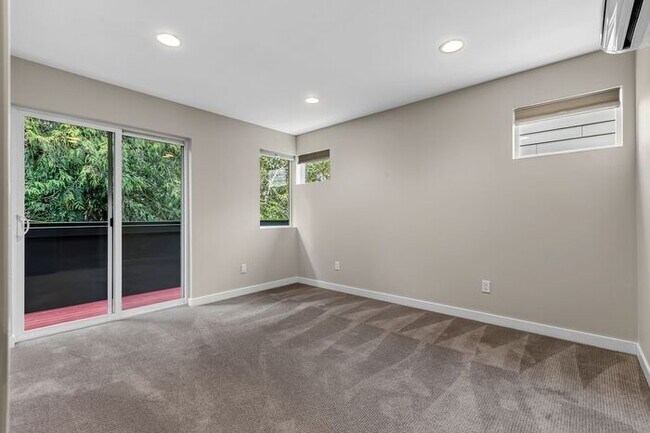 Building Photo - Stunning Standalone Townhome In Coveted Lincoln Park - Air Conditioned!