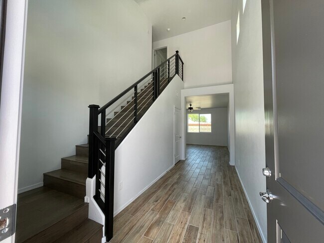 Primary Photo - 2809 N Fair Oaks Ave