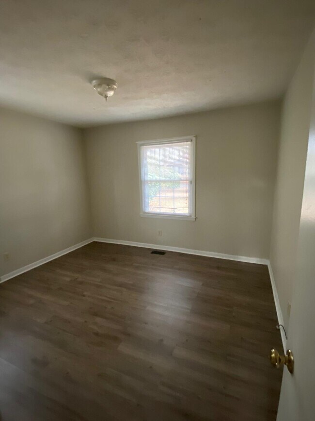 Building Photo - 220-224 4 Ply Ln