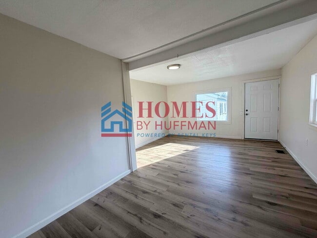 Building Photo - Three Bedroom House | Move in Ready