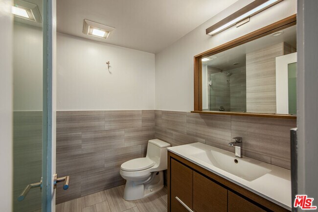 Building Photo - 8787 Shoreham Dr