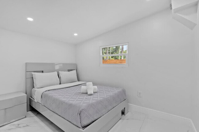 Building Photo - 871 NW 23rd Terrace