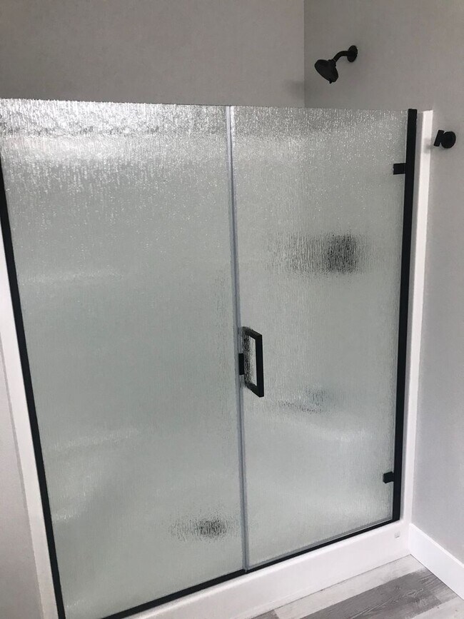 Building Photo - Pet Friendly Three Bedroom in Central Loca...