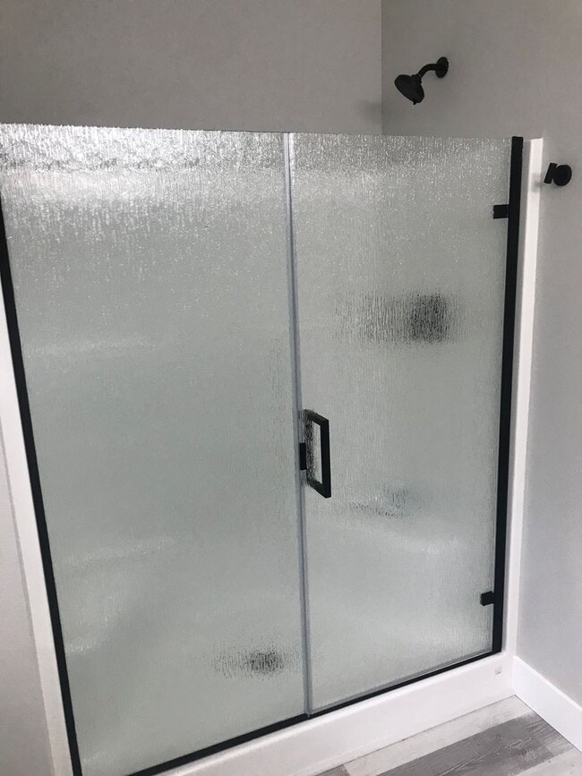 Building Photo - Pet Friendly Three Bedroom in Central Location!