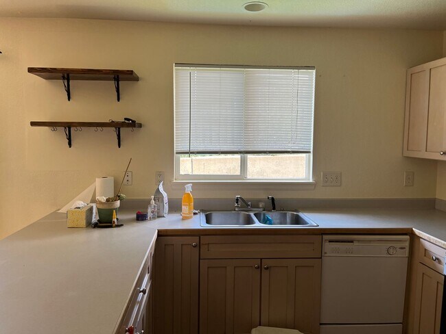 Building Photo - 3 bed 2.5 bath house beside Bear Creek Par...