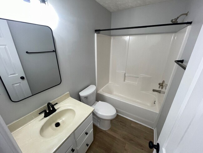 Building Photo - 3 Bedroom Home With Full Basement For Rent