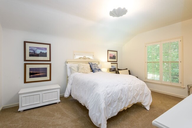 Building Photo - Classic Colonial home in the heart of pres...