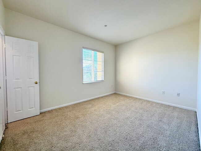 Building Photo - Renovated Coastal Home with NEW Kitchen and a Spacious Layout