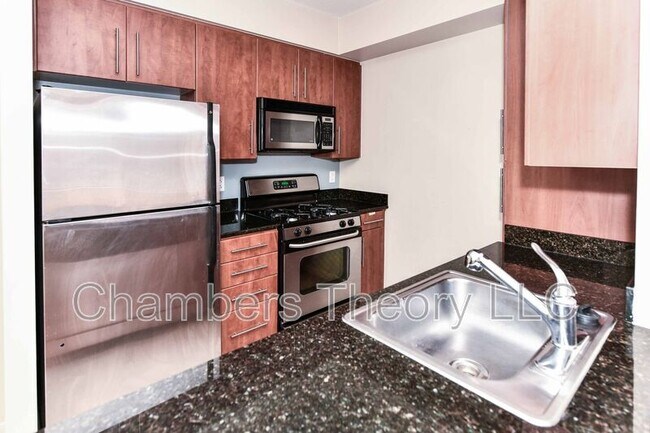 Building Photo - 1021 N Garfield St