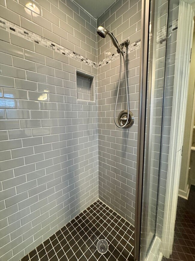 Building Photo - 5 Bedroom Home Between 12 South and Oak Hill