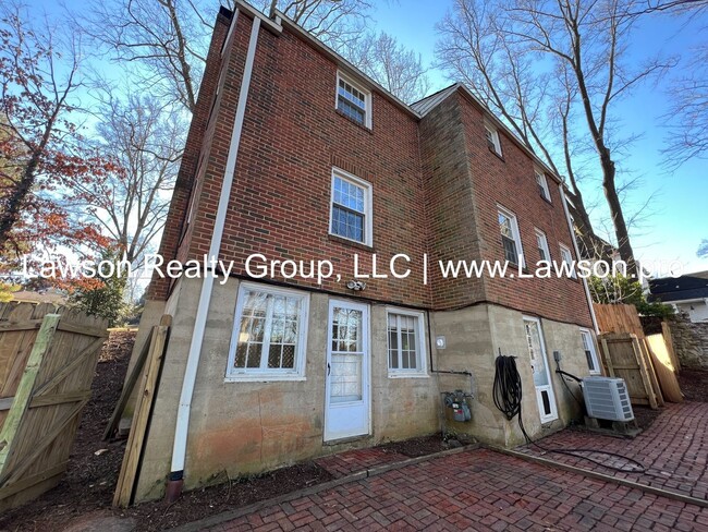 Building Photo - Charming Brick Colonial in South Roanoke