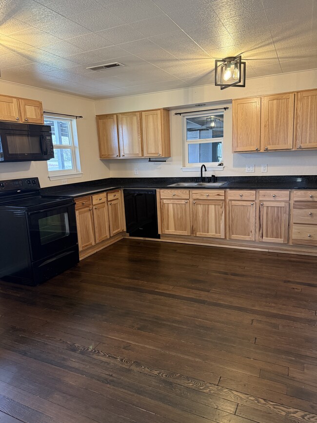 Building Photo - 447 N 5th St