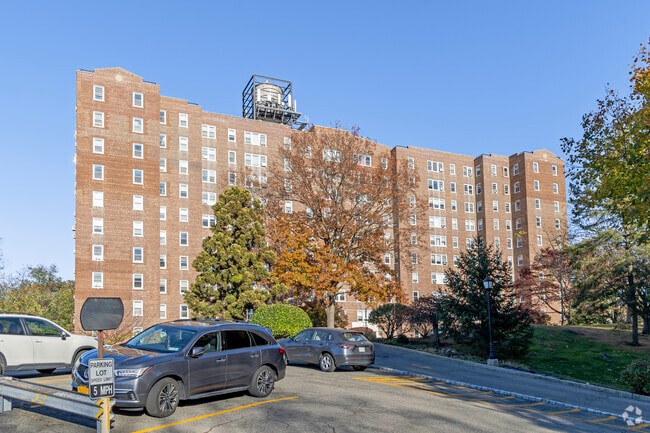 Building Photo - Knolls Crescent