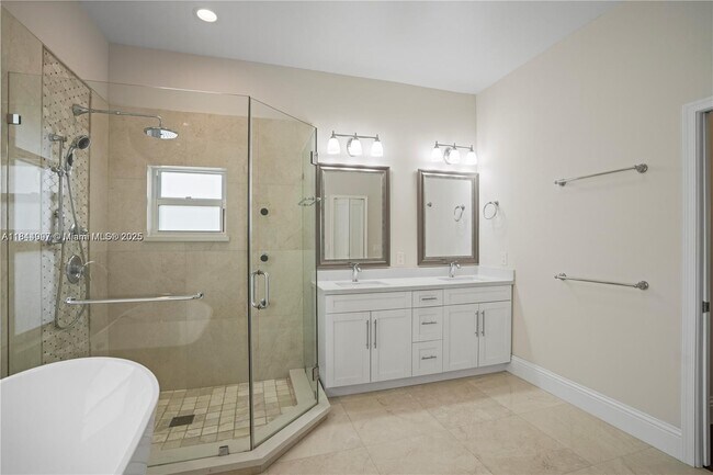 Building Photo - 720 Cypress Pointe Dr W