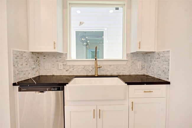 Building Photo - 5908 St Augustine St