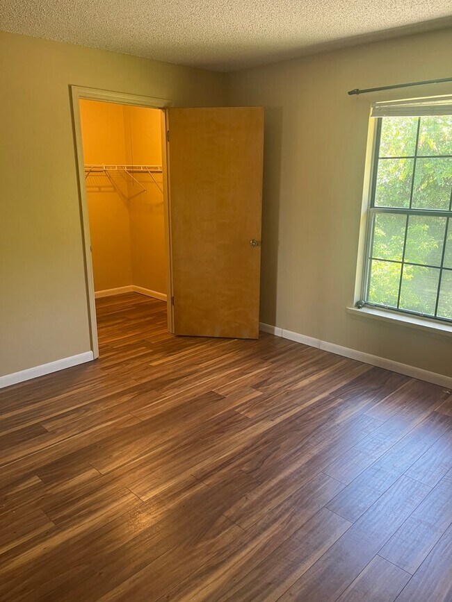 Building Photo - One bedroom 1 bath condo. Immaculate.