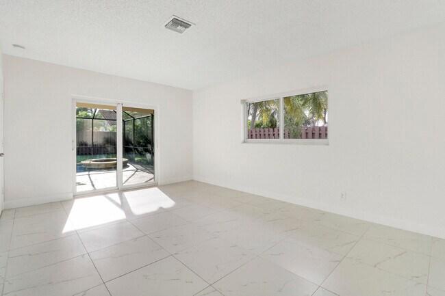 Building Photo - 100 SW 15th Ct