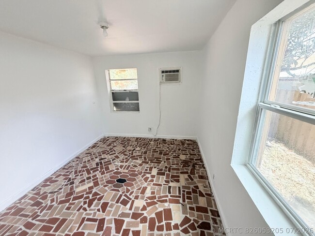 Building Photo - 4343 Pinewood Ave