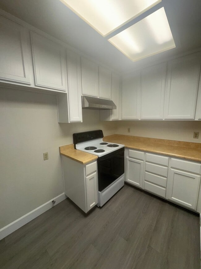 Building Photo - Wow!! Just Remodeled