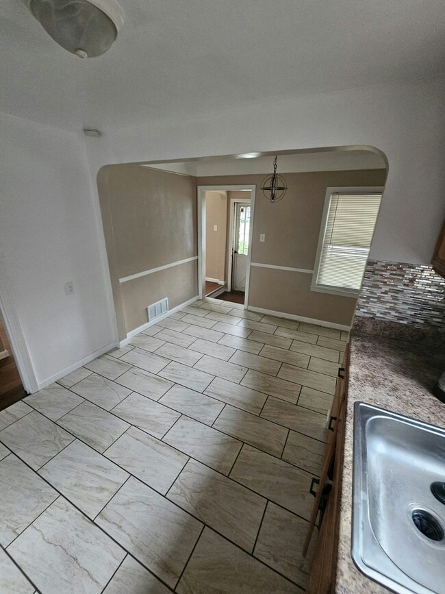 Building Photo - 19684 Roscommon St