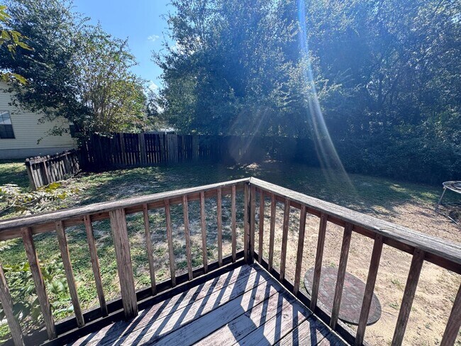 Building Photo - 207 Pinoak Ct