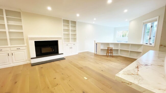 Building Photo - 1911 Easton Dr