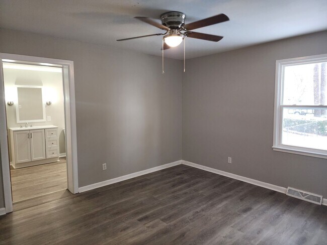 Building Photo - 3 Bedroom 2 Bath Brick Rancher in Mechanicsville!