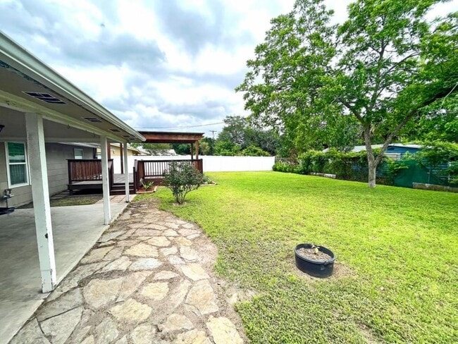 Building Photo - 701 Gardenia Ln