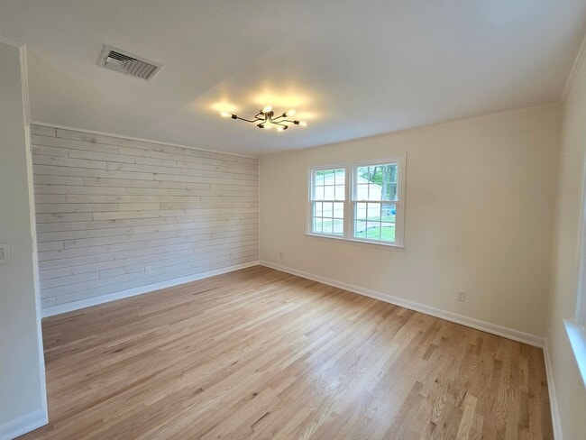 Building Photo - Beautifully updated, ranch style single fa...