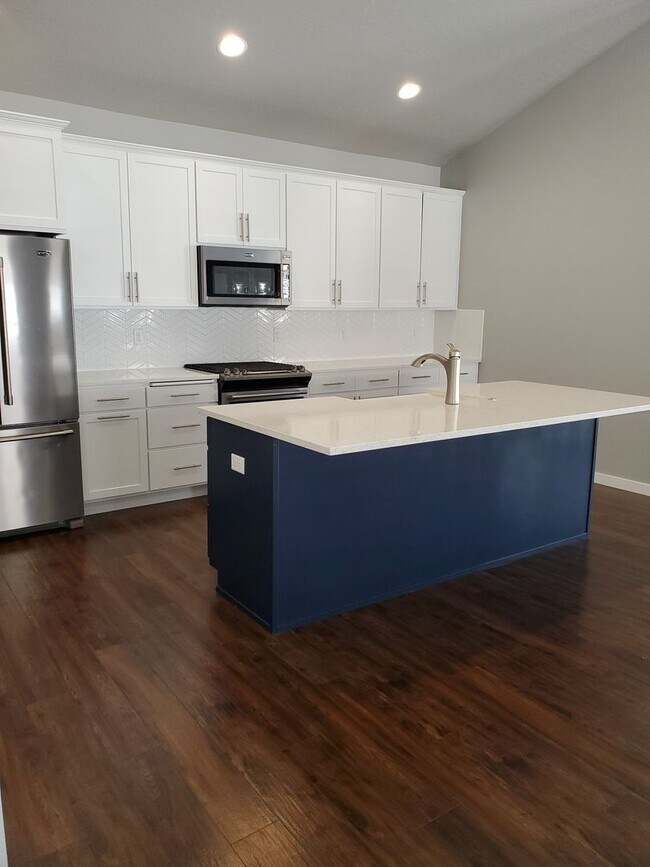 Building Photo - Immaculate Custom 3 bdrm Home for rent in the Montrose developement!