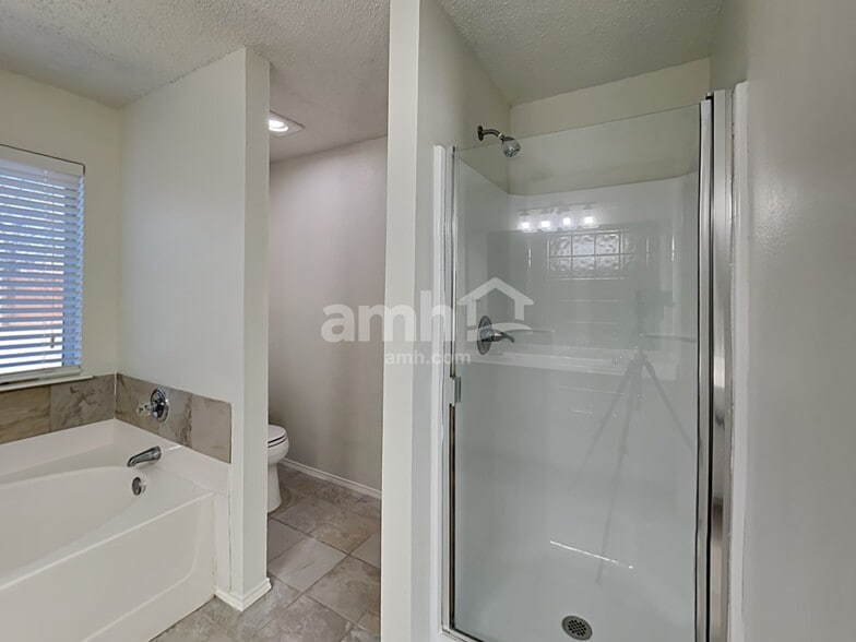 Building Photo - 225 Willow Creek Dr