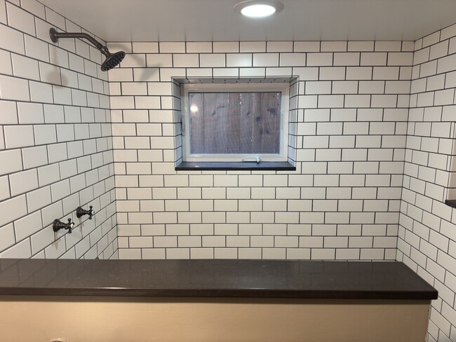 Building Photo - 410 NE 56th Ave