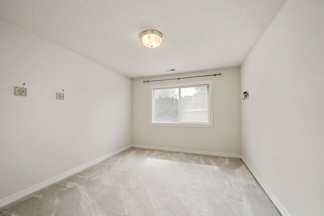 Building Photo - 2284 NW Wheatfield Way