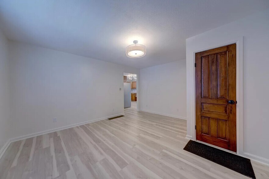 Building Photo - 270 Narrow St