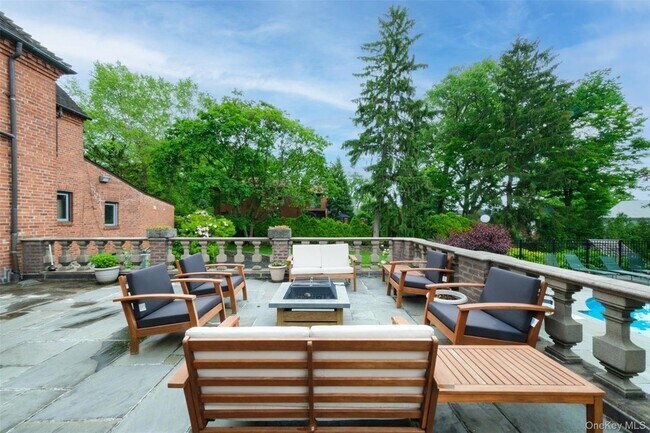 Building Photo - 10 Ridge Pl