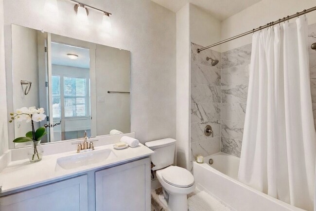 Building Photo - 833 Concan Dr