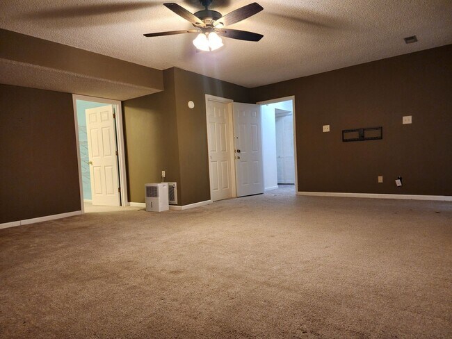 Building Photo - Maryville 37801- 3 bed 2.5 bath condo - call Tom Parry 865-607-3649