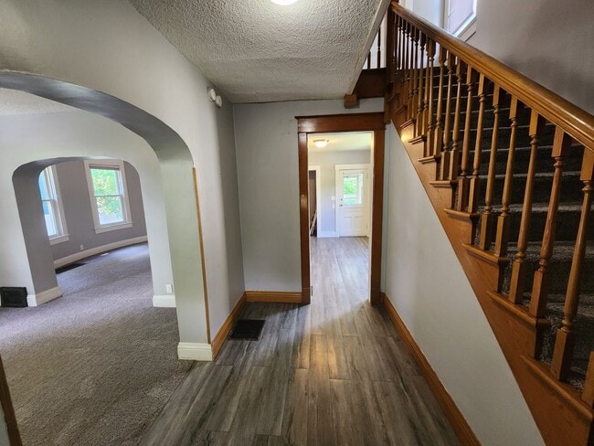 Building Photo - Large house
